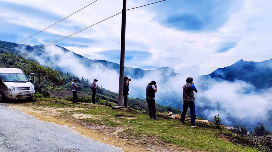 Le chemin accédant à la commune de Y Ty est raboteux, sinueux et difficile mais il s’agit des défis intéressants à relever pour ceux qui aiment l’aventure et la découverte de la beauté naturelle. Des rizières en terrasse s’étendent à perte de vue comme des couches de couleurs jaunes et vertes alternées et se succèdent jusqu’à l’horizon. Les nuages dans le ciel, le riz mûr sur les rizières, les forêts et les montagnes de Y Ty sont embellies par une atmosphère harmonieuse. Quelques toits de maisons des minorités ethniques, nichées ça et là dans les rizières en terrasse, sont comme le point d’orgue de cet espace calme et poétique. Photo: Vietnamplus
