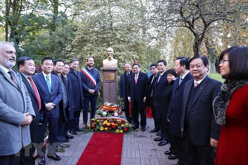 Le Premier ministre Pham Minh Chinh et sa haute délégation vietnamienne déposent une gerbe de fleurs au pied de la buste du Président Ho Chi Minh dans le parc de Montreau. Photo: VNA