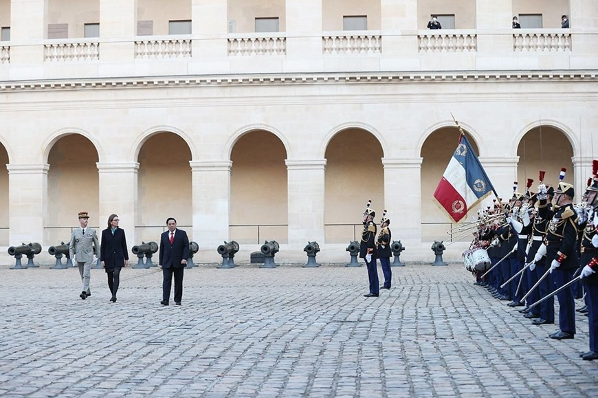 Le Premier ministre Pham Minh Chinh passe en revue la garde d'honneur lors de la cérémonie de bienvenue organisée en son honneur à Paris. Photo: VNA