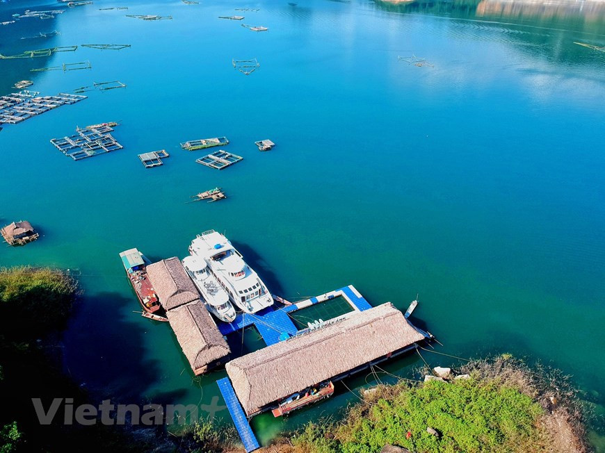 Des restaurants au bord du lac Hoa Binh profitent de beaux paysages naturels. Photo: Vietnamplus