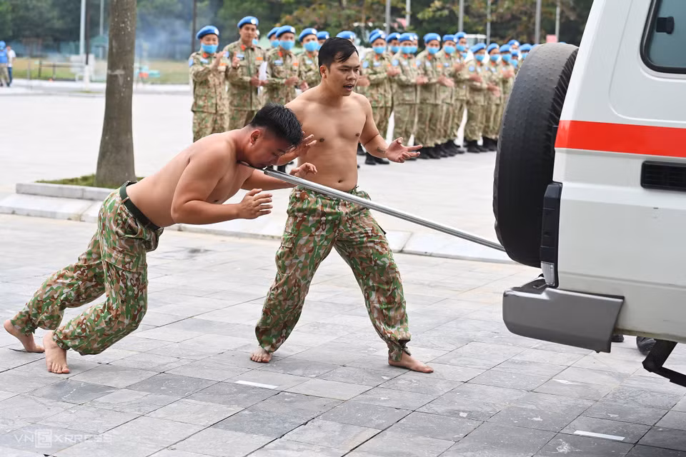 Pousser un SUV avec une larme courbées au contact de la gorge d'un soldat. Photo: vnexpress
