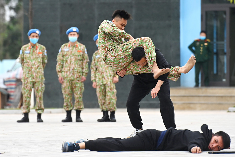 Combat à mains nues contre deux agresseurs. Photo: vnexpress