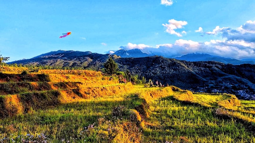 La commune de Y Ty du district de Bat Xat et le chef-lieu de Sa Pa, toutes les deux situées dans la province de Lào Cai, et le district de Mù Cang Chai dans la province montagneuse du Nord de Yên Bai laissent en cette saison des souvenirs inoubliables. Les rizières en terrasses de Sa Pa ont été classées parmi les sept plus belles d’Asie et du monde par les lecteurs du magazine américain Travel and Leisure. Elles épousent les courbes des montagnes autour des villages de Cat Cat, Ta Van, Lao Chai et Ta Phi. Elles révèlent leur magnificence sous tous les angles de vue. Photo: Vietnamplus