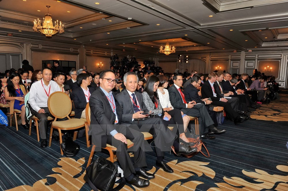 Le chef de la délégation vietnamienne, Tran Quoc Khanh, (premier rang, 2e à gauche).