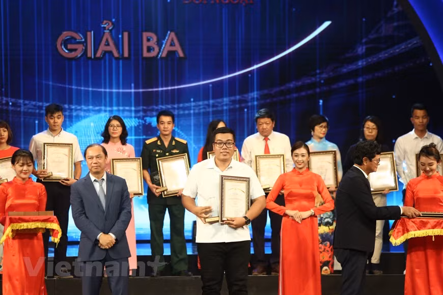 L’œuvre « Dai le Phat dan Vesak 2019: Thong diep ve mot the gioi hoa binh, yeu thuong » (Vesak 2019: message sur un monde de paix et d'amour » par le journaliste Le Minh Son du journal électronique VietnamPlus de l'Agence vietnamienne d’information (VNA) reçoit l’un des troisièmes prix. Lors de l’édition de cette année, la version en vietnamien de VietnamPlus a remporté cinq prix, dont un premier prix, un deuxième prix, deux troisièmes prix et un prix d’encouragement, tandis que les versions en langues étrangères de VietnamPlus ont également remporté six prix, dont deux deuxièmes prix, un troisième prix et trois prix d’encouragement. Photo: VietnamPlus