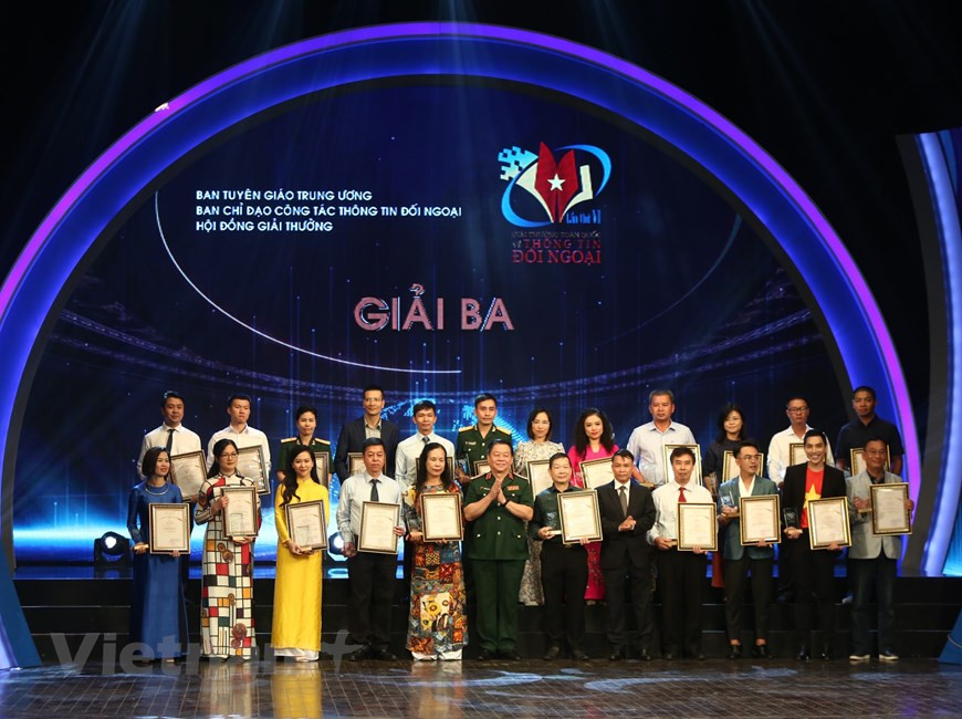 Les participants sont de plus en plus diversifiés, notamment journalistes, collaborateurs d'agences de presse, experts, chercheurs, photographes, éditeurs... Le jury a sélectionné 175 meilleures œuvres pour récompenser, dont 18 premiers prix, 33 deuxièmes prix, 44 troisièmes prix et 80 prix d’encouragement. Après cinq ans de lancement, le Prix national de l’information pour l’étranger est toujours considéré comme un prix prestigieux et contribue à promouvoir et à diffuser les réalisations de la politique, des relations extérieures, socio-économiques et de la culture du pays, et à présenter le Vietnam comme un pays dynamique, actif et intégré ainsi un membre responsable de la communauté internationale. Photo: VietnamPlus 