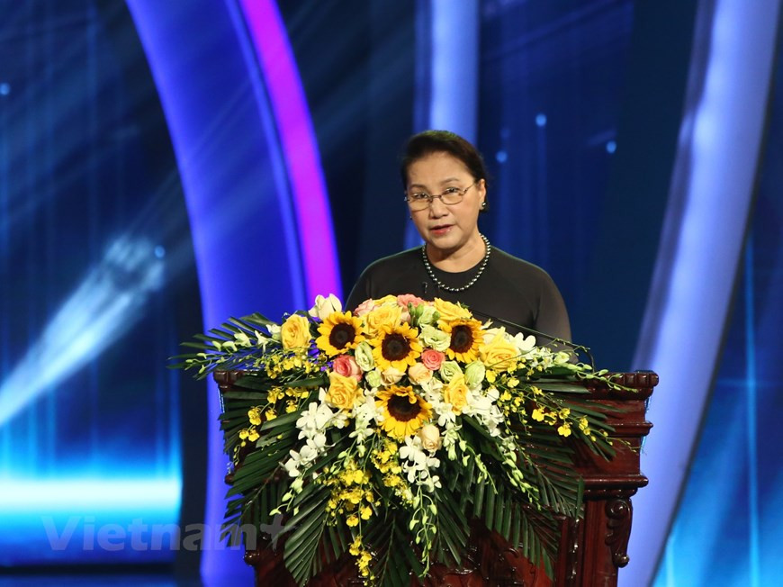 S'exprimant lors de la cérémonie, la présidente de l'Assemblée nationale Nguyen Thi Kim Ngan a félicité le succès de la VIe édition des Prix nationaux ainsi que les auteurs et groupe d'auteurs lauréats. Elle a souligné l'augmentation du nombre et de la qualité des œuvres participantes, avec de nombreuses œuvres excellentes ayant un contenu reflétant de manière vivante les événements importants du pays. Mme Ngan a souhaité que le travail d'information pour l’étranger continue de promouvoir la combinaison entre la force nationale, la diplomatie d'État, la diplomatie parlementaire et populaire ; ainsi que les liens avec les informations internes afin de rehausser la position et le prestige du Vietnam sur la scène internationale. Photo: VietnamPlus