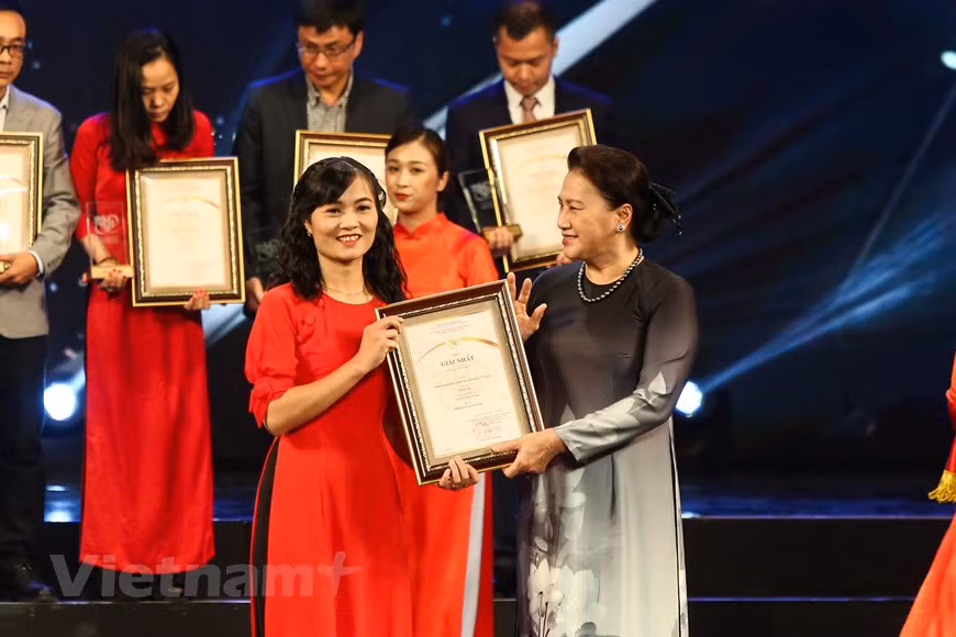 La série « Nhung nguoi gac niem vui, noi buon vi To quoc » (Les gens qui gardent la joie et la tristesse pour la Patrie) de l’auteur Cao Thuy Giang du journal électronique VietnamPlus a obtenu le premier prix dans la catégorie des journaux électroniques. La pandémie de COVID-19 ravage les pays et territoires du monde entier, mettant l'humanité face à de grands défis et difficultés. Les réalisations du Vietnam dans la prévention et le contrôle de l'épidémie sont une preuve d'un modèle anti-épidémique efficace. La série « Les gens qui gardent la joie et la tristesse pour la Patrie » est le résultat de nombreux voyages de travail dans des foyers épidémiques du pays. À partir d'histoires réelles et vivantes, la série a contribué à envoyer le message: le Vietnam ne laisse personne de côté. Photo: VietnamPlus