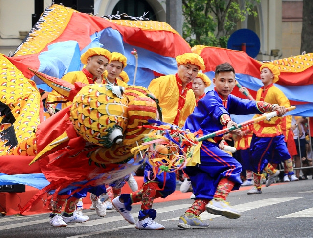 Grâce à des spectacles de danse du dragon, les visiteurs ont pu admirer de glorieux événements historiques et traditionnels du pays, des images de la terre et des hommes de Hanoi, des 1010 ans d’histoire de Thang Long - Hanoi, de l’intégration et du développement de la capitale vietnamienne.