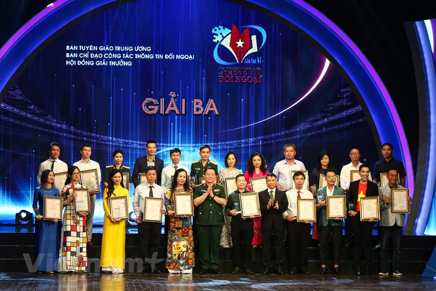 Lors de l'édition précédente, les candidats comprenaient des journalistes, des collaborateurs d’organes de presse vietnamienne et étrangère, des spécialistes, des chercheurs, des photographes, des agences de représentation du Vietnam à l’étranger et des agences de représentation étrangères au Vietnam, entre autres. Le jury a décerné 8 premiers prix, 17 deuxièmes prix, 25 troisièmes prix et 40 prix d’encouragement à 90 œuvres lors d’une cérémonie tenue le 7 juin au siège de la VNA à Hanoï. La VNA a été choisie comme l’organe d’organisation des prix en 2014 et 2018. Ces œuvres ont reflété les événements politiques importants du pays, contribuant au succès aux activités extérieures de 2018, dont la 26e Conférence annuelle du Forum parlementaire Asie-Pacifique (APPF-26), le 6e Sommet de la sous-région du Grand Mékong, le Forum économique mondial sur l'ASEAN (WEF ASEAN)… Photo: VietnamPlus