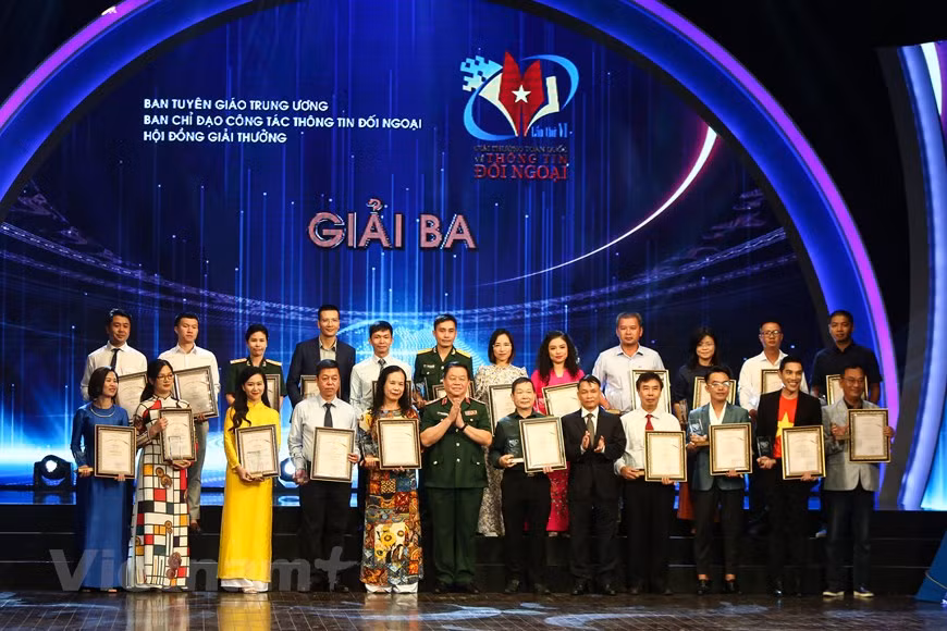 Lors de l'édition précédente, les candidats comprenaient des journalistes, des collaborateurs d’organes de presse vietnamienne et étrangère, des spécialistes, des chercheurs, des photographes, des agences de représentation du Vietnam à l’étranger et des agences de représentation étrangères au Vietnam, entre autres. Le jury a décerné 8 premiers prix, 17 deuxièmes prix, 25 troisièmes prix et 40 prix d’encouragement à 90 œuvres lors d’une cérémonie tenue le 7 juin au siège de la VNA à Hanoï. La VNA a été choisie comme l’organe d’organisation des prix en 2014 et 2018. Ces œuvres ont reflété les événements politiques importants du pays, contribuant au succès aux activités extérieures de 2018, dont la 26e Conférence annuelle du Forum parlementaire Asie-Pacifique (APPF-26), le 6e Sommet de la sous-région du Grand Mékong, le Forum économique mondial sur l'ASEAN (WEF ASEAN)… Photo: VietnamPlus