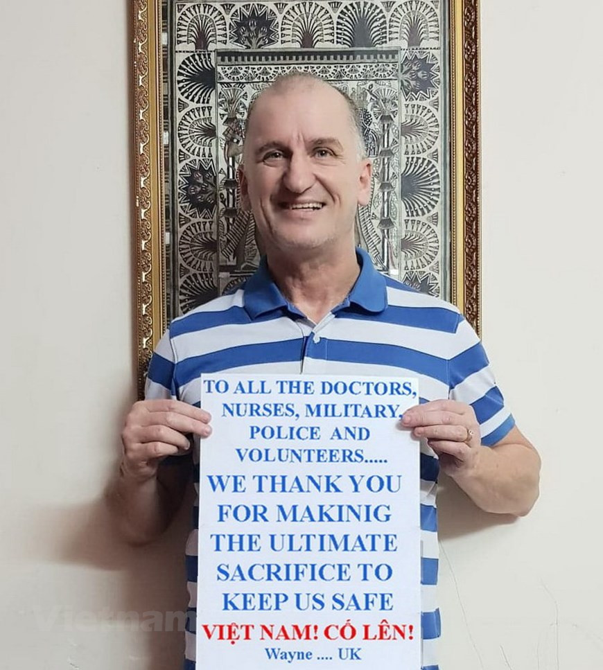 L’édition de cette année a vu la participation non seulement de journalistes vietnamiens, mais également d'étrangers intéressés par le pays, en particulier dans ce contexte de la propagation de la pandémie de COVID-19. Alors que le Vietnam déployait ses mesures de distanciation sociale, Wayne Worrell, un enseignant britannique, et ses amis au Vietnam ont lancé un projet intitulé «Vietnam We Thank You - Viet Nam co len». Le projet visait non seulement à encourager ceux qui étaient à l'avant-garde de la lutte contre le COVID-19, mais aussi à présenter des images de la forte volonté du Vietnam d’éradiquer l’épidémie. Le projet de Wayne a touché le public national et étranger et il a reçu le premier prix dans la catégorie «Initiatives» lors de la cérémonie de remise des Prix nationaux de l’information pour l’étranger pour la VIe édition, qui a accueilli le plus grand nombre de candidatures étrangères. Photo: VietnamPlus