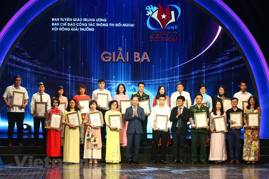 Les Prix nationaux de l’information pour l’étranger ont été lancés pour la première fois en 2014. Il a suscité l’intérêt de nombreux reporters et rédacteurs d’agences de presse, organes de presse et maisons d’édition au Vietnam et à l’étranger. Lors de l'édition de 2018, le jury a reçu près de 1.000 œuvres dans toutes les catégories: presse écrite, presse électronique, radio, télévision, photo de presse, photo de paysage et livre. Le tout en 13 langues : le vietnamien, l’anglais, le français, le russe, le chinois, l’espagnol, le japonais, le coréen, le Thaïlandais, l’indonésien, le laotien, le khmer, et le mongol. Photo: VietnamPlus