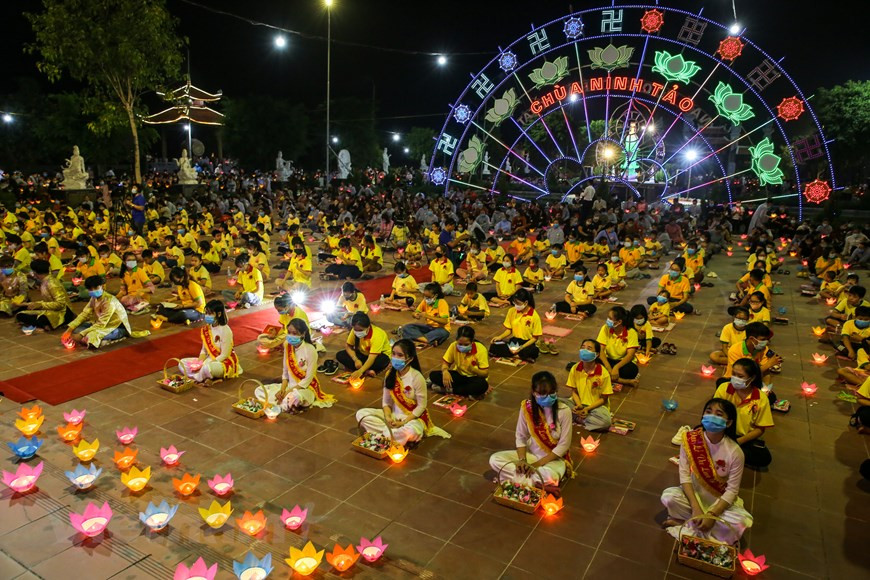 La fête Vu Lan est basée sur la légende selon laquelle, lors de la médiation, un disciple de Bouddha nommé Muc Kieu Lien a vu sa mère souffrir des tortures de l'enfer. Suivant les conseils de Bouddha, à la septième pleine lune de l’année, Muc Kieu Lien a rassemblé des moines et des fidèles pour prier pour sa mère. Par conséquent, la fête est aussi l’occasion pour les enfants d’exprimer leur gratitude envers leurs parents (en particulier les mères) et d’aider les âmes des ancêtres à retrouver leur chemin vers la terre, suivant la tradition du peuple vietnamien “Uong nuoc nho nguon” ("En buvant de l'eau, on pense à la source"). Photo: VietnamPlus