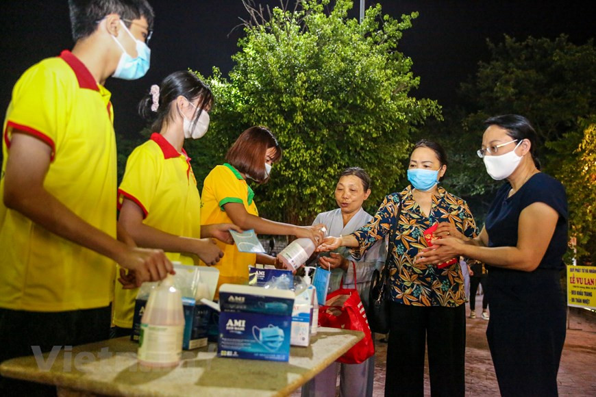 La fête de cette année se déroulait dans le contexte de la propagation de la maladie respiratoire aiguë causée par le coronavirus SARS-CoV-2 (COVID-19). Tous les bouddhistes sont obligés à porter des masques de protection, à laver les mains avec du savon ou un désinfectant et à maintenir une distance physique. La pagode Ninh Tao considère la prévention et le contrôle de l'épidémie comme la tâche la plus importante à l'heure actuelle afin que prévenir la propagation du COVID-19 dans la communauté. Par conséquent, la fête de Vu Lan de cette année est organisée à la pagode de Ninh Tao de manière simple et sûre, tout en appliquant des mesures de prévention de la pandémie. Photo: VietnamPlus