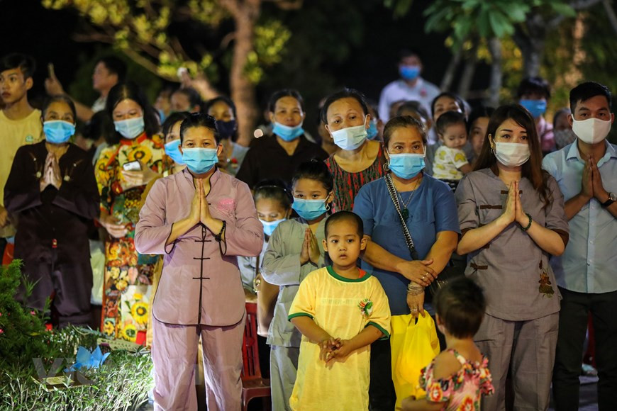 La pagode de Ninh Tao est un célèbre temple bouddhiste de la province septentrionale de Ha Nam, réunissant de nombreux bouddhistes et personnes locaux venant pour assister à la cérémonie. La pagode de Ninh Tao a maintenu l’organisation solennelle de la cérémonie de Vu Lan pendant de nombreuses années, attirant également l'attention et la présence des bouddhistes et des habitants venus des provinces éloignées. Des milliers de bouddhistes ont eu l’occasion d’admirer une cérémonie extrêmement majestueuse et d’être guidés vers les sentiments accablants de l'amour parental à travers les chants et les commandements de grands maîtres lors de cet événement culturel. Photo: VietnamPlus
