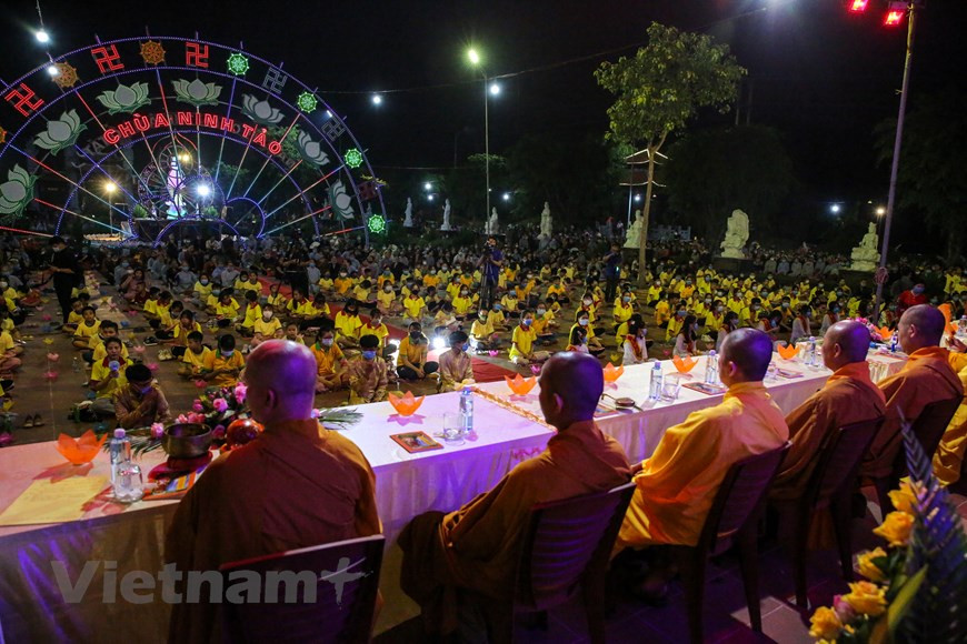Des milliers de bouddhistes venus de tout le pays se sont réunis dans la soirée du 2 septembre (soit le 15e jour du 7e mois lunaire) à la pagode de Ninh Tao au district de Thanh Liem, province septentrionale de Ha Nam, pour participer à la cérémonie de la fête de Vu Lan (Ullamban). La fête Vu Lan tombe le quinzième jour du septième mois du calendrier lunaire. À la pleine lune de ce mois-ci, les âmes errantes retourneraient dans leurs anciennes maisons. C'est l'occasion pour les personnes d'exprimer la reconnaissance envers leurs ancêtres et leurs parents. Au Vietnam, cette fête est devenue une tradition pour tous. Photo: VietnamPlus