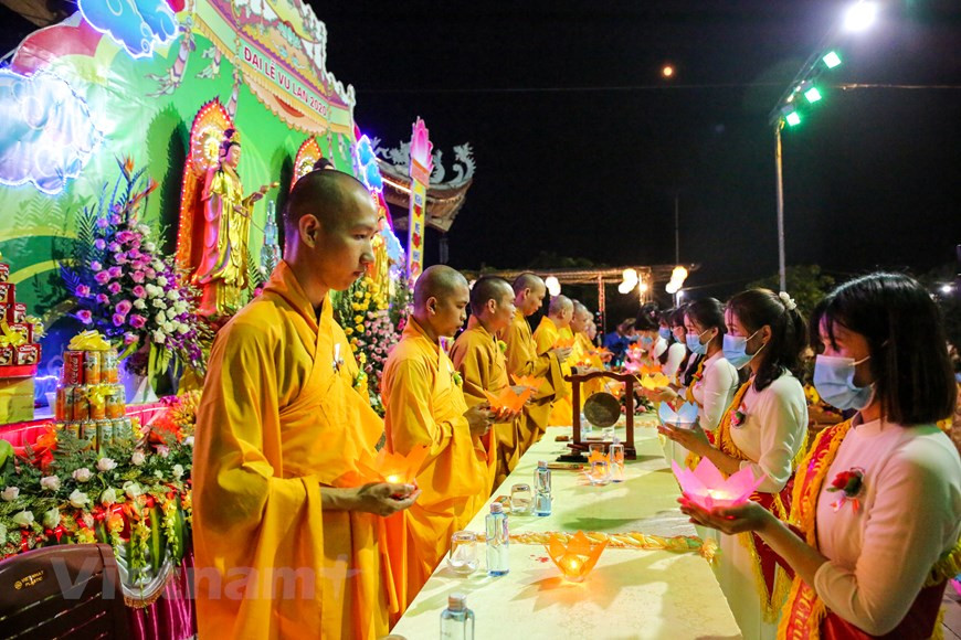 Les roses et la fête Vu Lan ont des valeurs religieuses, mais ils sont aussi des symboles du grand amour de nombreux Vietnamiens pour leurs parents et leur famille. C'est pourquoi même les non-religieux ou les adeptes d'autres religions peuvent se joindre à la célébration. De nos jours, au lieu de se rendre dans une pagode, beaucoup de gens restent chez eux et rendent hommage à leurs parents sur les réseaux sociaux. Certains changeaient leur photo de profil sur leur page Facebook en une rose blanche ou envoyaient une belle rose blanche à un autre ami pour faire preuve d'empathie. Photo: VietnamPlus
