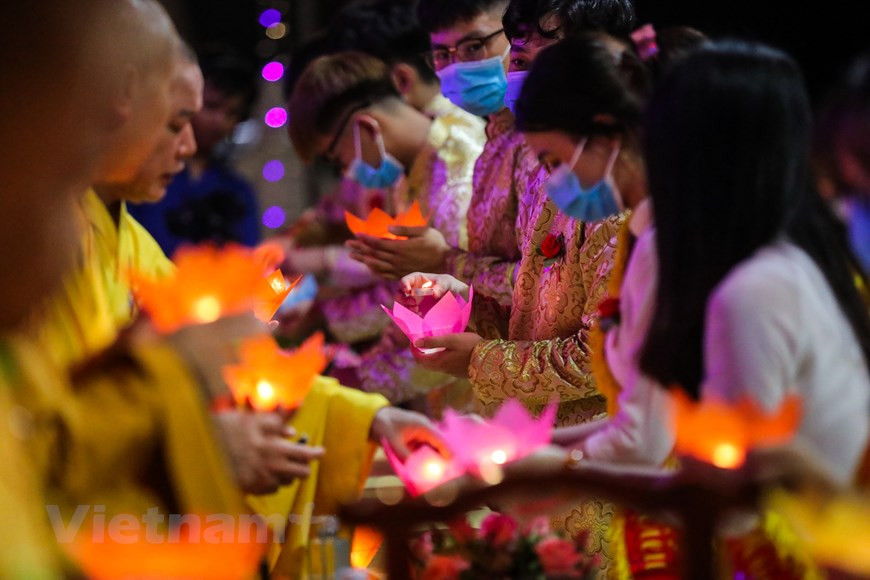 Selon la croyance des Asiatiques, la mort n’est pas une fin. Quand les gens décèdent, leur esprit voyagera vers le monde inférieur ou le royaume des morts. Les trépassés seront jugés pour leurs péchés dans leur vie antérieure. Les esprits maléfiques resteront en enfer pour souffrir de ses crimes en étant torturés et affamés. De fait, dans de nombreux pays d‘Asie, le septième mois lunaire marque le retour des esprits et de la malchance. En effet, on croit que la porte de l’enfer s’ouvre au début de ce mois pour que les fantômes et les esprits puissant revenir sur Terre. Photo: VietnamPlus