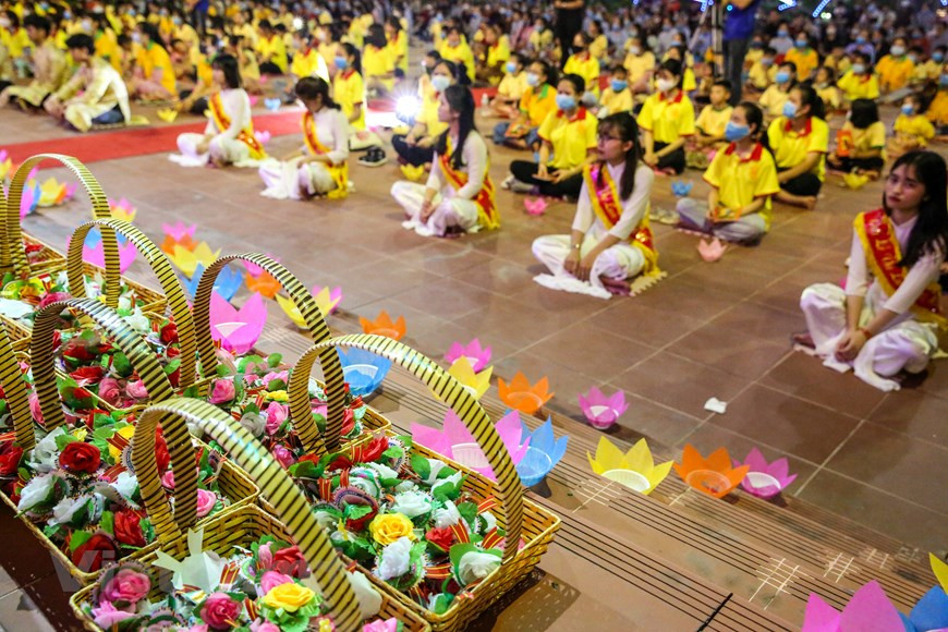 La partie la plus importante de la soirée de la cérémonie de la fête de Vu Lan a été le moment où les filles sont apparues portant un panier de roses pour les préparer à être placées sur les habits des participants. De roses de quatre couleurs différentes ont été garnies de détails. Les fleurs jaunes sont réservées pour les moines, les fleurs rouges pour ceux qui dont le père et la mère sont encore en vie, les fleurs roses pour ceux qui dont le père ou la mère est décédé, et les fleurs blanches pour ceux qui don’t leurs deux parents sont tous décédés. Photo: VietnamPlus