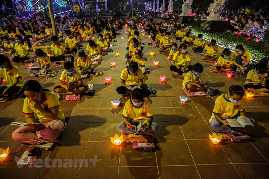 Selon la tradition, lors de la fête Vu Lan, les croyants rendent hommage à leurs ancêtres chez eux. En même temps, ils préparent devant l’entrée de leur maison un petit autel, en faisant des offrandes de nourriture et des cadeaux pour les âmes errantes des morts oubliés. Les gens participent aussi à diverses activités: pèlerinages, visites de pagodes, régime végétarien, activités charitables, offrandes de papiers votifs pour les morts… Cette fête, qui honore la piété filiale, est devenue un trait original de la culture vietnamienne. C’est un moment de souvenir pour les parents et grands-parents perdus, ainsi qu’un rappel d’honorer ses parents et de vivre dans la droiture en réponse à tout ce que les parents font pour leurs enfants. Photo: VietnamPlus
