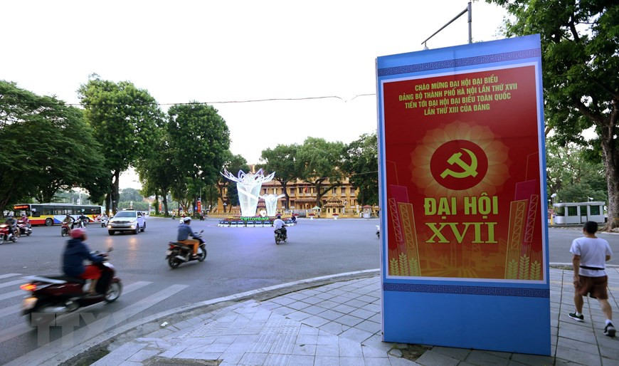 De nombreuses rues principales de Hanoï, y compris la rue Dien Bien Phu, peuvent être vues avec des décorations incroyables, afin de marquer le 17e Congrès du Parti de la capitale pour le mandat 2020-2025. Photo: VNA