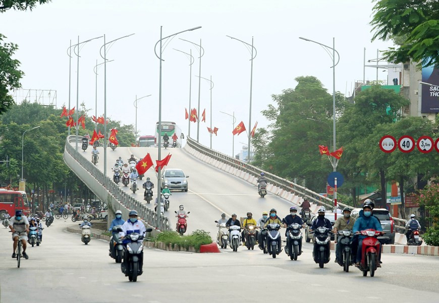 Le viaduc traversant le carrefour de Dai Co Viet – Tran Khat Chan est bien décoré. Photo: VNA