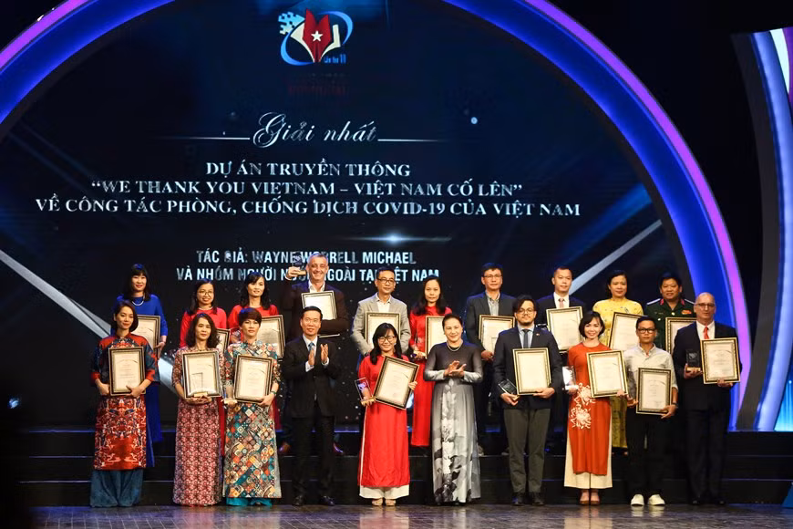 Les versions en langues étrangères du journal électronique VietnamPlus ont également remporté de nombreux prix élevés. Deux deuxièmes prix ont été décernés à la série « 50 ans d’application du Testament de l'Oncle Ho » en français de Le Thu Phuong et Lai Thuy Giang ; et à l’œuvre « Le Vietnam, un pays amical aux religions » en anglais par Vu Thi Phuong, Nguyen Ngoc Ly, Nguyen Thi Yen. Un troisième prix a été remis à « Diffuser l'esprit vietnamien dans la lutte contre le COVID-19 » en anglais et en chinois par le groupe d'auteurs : Trung Thu Trang, Phung Thi Phuong Chi, Pham Phuong Anh, Le Thi Bao Ngoc, Nguyen Ngoc Ly, Trinh Thi Vinh Hang. En outre, VietnamPlus a remporté trois prix d’encouragement pour deux œuvres en chinois et une autre en espagnol. Photo: VietnamPlus
