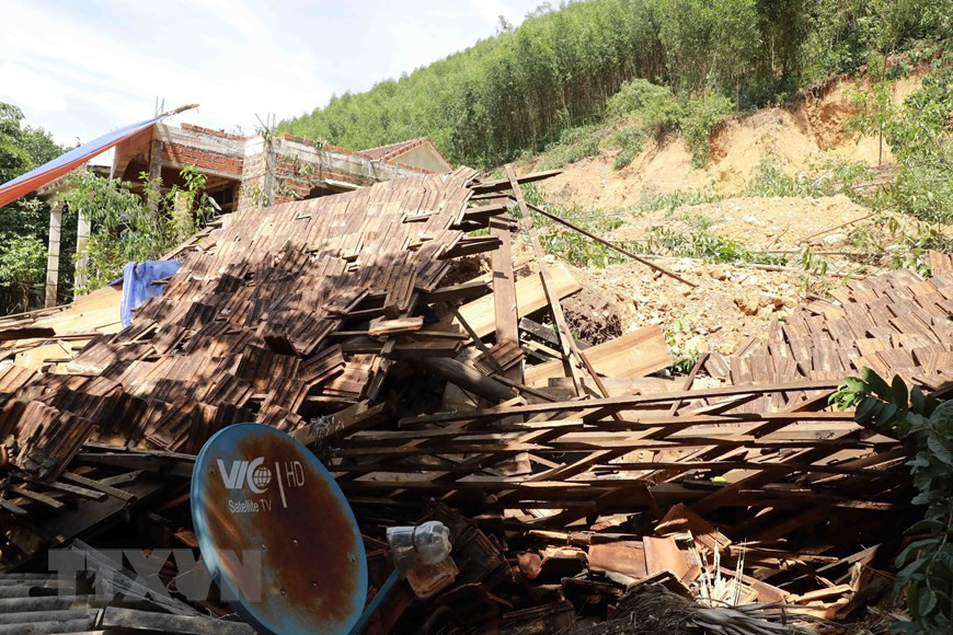 Une maison complètement enterrée par le sol. Photo: VNA