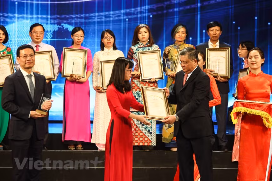 Le thème des vidéos de cette série concerne les points de vue et les leçons uniques du Vietnam dans la prévention et le contrôle du COVID-19, dont le principe des quatre points dans la prévention de l’épidémie, l’engagement très tôt de tout le système politique dans le combat contre le coronavirus, la coopération communautaire... La série « Together We Win » de la VNA est publiée sur tous les sites web d'information de la VNA, tels que VietnamPlus, Vietnam News, Sports &amp; Culture, Le Courrier du Vietnam, Le Vietnam illustré, la chaîne télévisée Vnews, mais aussi sur les chaînes de VTV (Télévision du Vietnam), VOV (Voix du Vietnam), VTC (Vietnam Multimedia Corporation), la page Facebook du portail d’information du gouvernement, le compte Twitter du ministère des Affaires étrangères, la chaîne Window to the World sur la plateforme TikTok... Photo: VietnamPlus