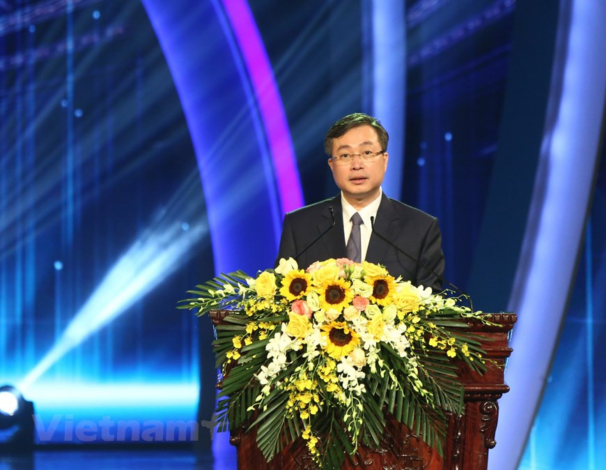 Selon Bui Truong Giang, vice-président de la Commission de sensibilisation et d’éducation du Comité central du Parti, également vice-président permanent du Comité national de pilotage de l’information pour l’étranger, cette année, les organisateurs ont reçu 1.331 œuvres, soit une augmentation de 37% par rapport à l’édition précédente. Il compte 574 œuvres de presse écrite et électronique en vietnamien, 142 œuvres de presse écrite et électronique en langues étrangères; 268 œuvres audiovisuelles; 164 photos de presse; 108 livres; 31 clips vidéo, initiatives et idées. Les œuvres sont présentées en 17 langues, soit quatre de plus par rapport à l’édition dernière, dont vietnamien, anglais, français, russe, chinois, espagnol, coréen, japonais, thaïlandais, khmer, laotien, italien, arabe et espéranto. Photo: VietnamPlus