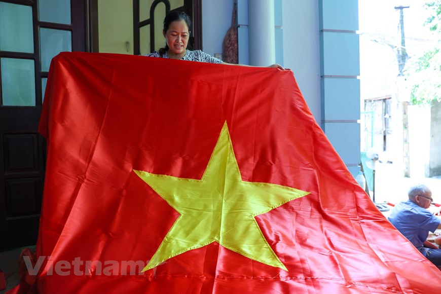 Selon les anciens du village, Tu Van est célèbre pour la broderie et le tissage depuis le XVIe siècle. En effet, il y a des siècles, de nombreux villageois ont ouvert des boutiques de souvenirs dans les rues Hang Bong et Hang Gai (arrondissement de Hoan Kiem) à Hanoï afin de vendre leurs produits. Les villageois disent avoir fabriqué les drapeaux nationaux utilisés le 2 septembre 1945, lorsque le président Ho Chi Minh a lu la Déclaration d'Indépendance et proclamé au monde la naissance de la République démocratique du Vietnam, le premier État d'ouvriers et de paysans en Asie du Sud-Est. Photo: VietnamPlus