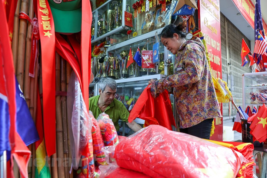 Le drapeau a été utilisé par le Viet Minh, une organisation créée en 1941 par le Parti communiste du Vietnam, pour appeler de millions de personnes à lutter pour l'indépendance nationale. En août 1945, le Congrès national de Tan Trao a décidé d'utiliser le drapeau rouge avec une étoile jaune comme drapeau national d'un Vietnam indépendant. Pendant la Révolution d'Août, dans les régions du Nord et du Centre, les gens dans la plupart des endroits sous la direction du Viet Minh ont utilisé ce drapeau. Le 2 septembre 1945, le drapeau rouge avec une étoile jaune est officiellement apparu lors de la cérémonie de Déclaration d'indépendance sur la place Ba Dinh. Photo: VietnamPlus