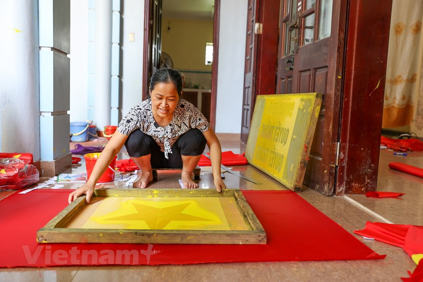 Vuong Thi Nhung, 46 ans, a passé plus de 30 ans à broder des drapeaux nationaux. Selon elle, les trois générations de sa famille ont brodé des drapeaux nationaux à Tu Van. Son père avait appris les techniques de fabrication de drapeaux pendant des années avant de les transmettre à sa progéniture. «Il y a des années, quand mon père était encore en vie avant de décéder à l'âge de 104 ans, il avait l'habitude de porter les drapeaux à nos clients dans la rue Hang Bong (arondissement de Hoan Kiem). Âgé de près d'un siècle à cette époque là, il pédalait pourtant sur des dizaines de kilomètres chaque jour. Il a été parmi les premiers à apporter le métier de broderie de drapeau à Tu Van, a déclaré fièrement Vuong Thi Nhung.Photo: VietnamPlus
