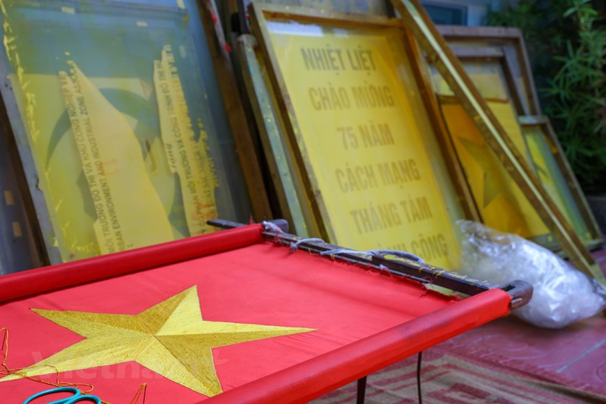 Selon la Constitution de la République socialiste du Vietnam de 1992: "Le drapeau national de la République socialiste du Vietnam est de forme rectangulaire, sa largeur est égale aux deux tiers de sa longueur, au milieu d'un fond rouge frais se trouve une étoile dorée brillante à cinq branches". Le drapeau est apparu pour la première fois lors de l’Insurrection de Cochinchine (Nam Kỳ Khởi nghĩa) en novembre 1940 contre la domination française dans le Sud du Vietnam. Le rouge symbolise le sang versé pour l'indépendance, la révolution et la lutte. L'étoile jaune représente l'unité des cinq classes principales de la société vietnamienne - ouvriers, paysans, soldats, intellectuels et hommes d'affaires. Photo: VietnamPlus