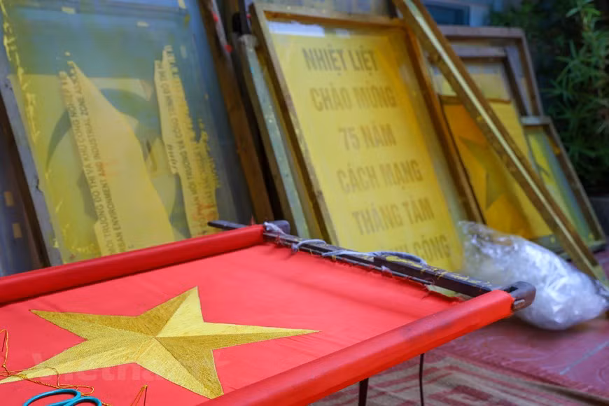 Selon la Constitution de la République socialiste du Vietnam de 1992: "Le drapeau national de la République socialiste du Vietnam est de forme rectangulaire, sa largeur est égale aux deux tiers de sa longueur, au milieu d'un fond rouge frais se trouve une étoile dorée brillante à cinq branches". Le drapeau est apparu pour la première fois lors de l’Insurrection de Cochinchine (Nam Kỳ Khởi nghĩa) en novembre 1940 contre la domination française dans le Sud du Vietnam. Le rouge symbolise le sang versé pour l'indépendance, la révolution et la lutte. L'étoile jaune représente l'unité des cinq classes principales de la société vietnamienne - ouvriers, paysans, soldats, intellectuels et hommes d'affaires. Photo: VietnamPlus
