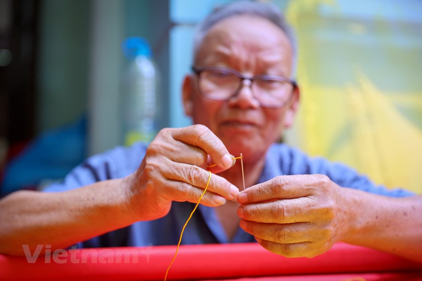 La réputation du village s’est accrue avec l’augmentation de la demande de drapeaux nationaux. Pour les grands festivals, vacances et victoires sportives, les fabricants doivent travailler jour et nuit pour répondre à la demande du public en banderoles, affiches et drapeaux nationaux. Cela les rend heureux de servir les gens dans tout le pays. À l’approche de la fête nationale (2 septembre), l’atelier de la famille de Vuong Thi Nhung devient de plus en plus occupé avec une production et une livraison sans interruption. Leurs produits sont principalement envoyés dans la rue Hang Bong, dans l’arrondissement de Hoan Kiem à Hanoï. Cette rue est célèbre pour sa longue tradition de vente de drapeaux. Photo: VietnamPlus