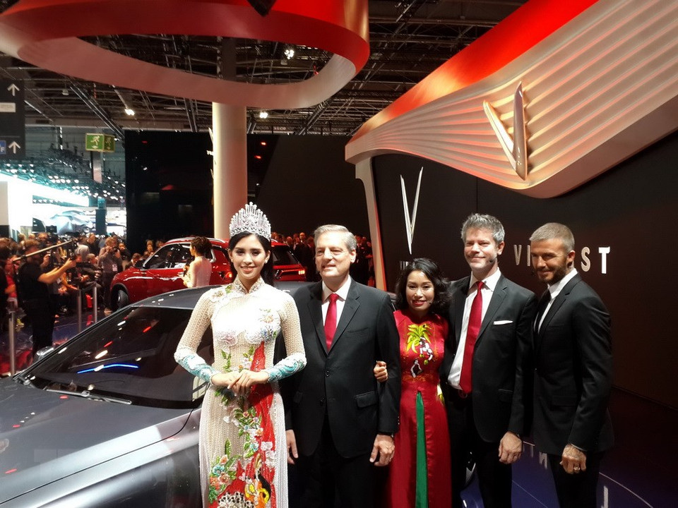 La vice-présidente de Vingroup et présidente de Vinfast Le Thi Thu Thuy (centre) et les invités spéciaux. 