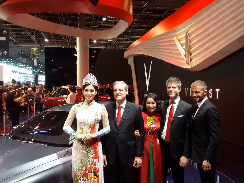 La vice-présidente de Vingroup et présidente de Vinfast Le Thi Thu Thuy (centre) et les invités spéciaux. 