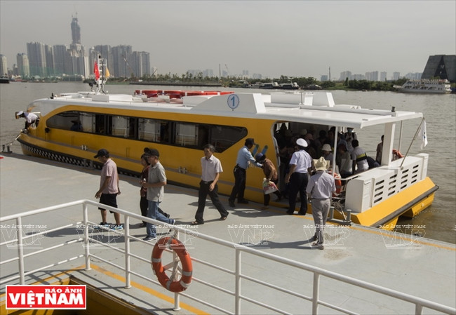 Le passager profite d’un espace aéré et confortable à bord d’un bateau-bus 