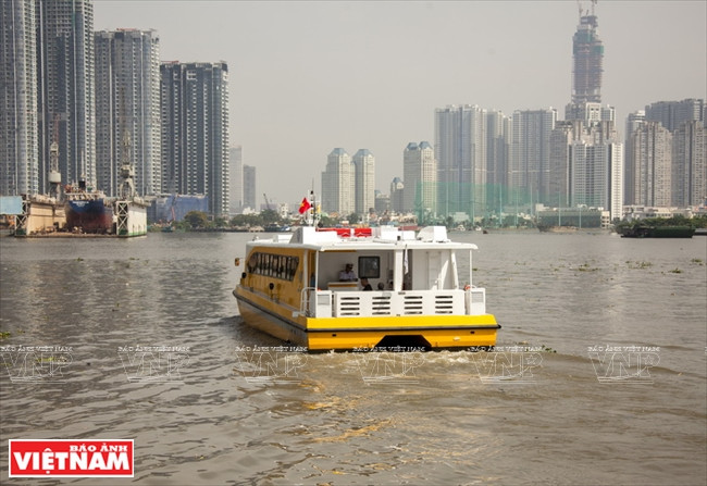 Le bateau-bus se reconnaît à sa couleur jaune