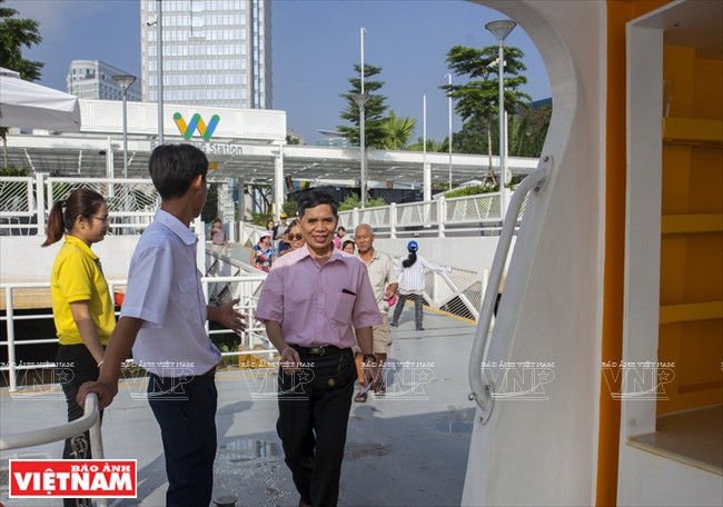 Des passagers ravis de se déplacer à bord d’un bateau-bus 