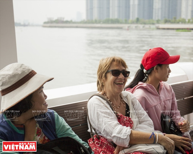 Le bateau-bus est un moyen de transport original pour les touristes mais aussi pour les habitants locaux