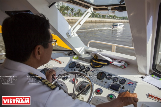 Un chauffeur expérimenté conduit le bateau-bus