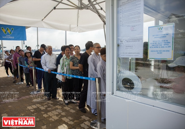 Les passagers font la queue à la station Linh Dong, arrondissement Thu Duc, pour recevoir des tickets gratuits