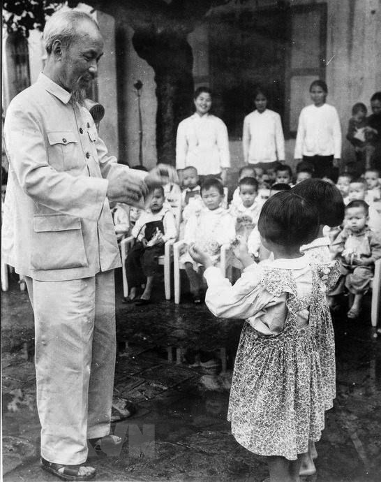 Le Président Ho Chi Minh se rend à la Maison d'enfants du Sud à Hai Phong, le 30 mai 1957. Photo: Archives/VNA