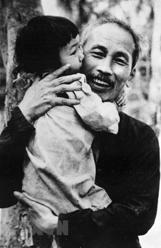 Le Président Ho Chi Minh et une fille à Viet Bac en 1952. Photo: Archives/VNA