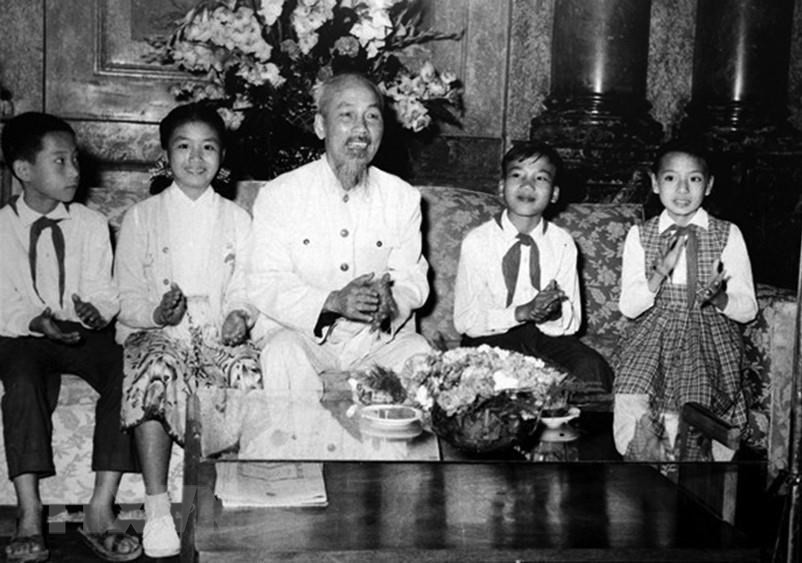 Le Président Ho Chi Minh rencontre des enfants exemplaires de la capitale à l'occasion de son 69e anniversaire en 1956 à Hanoï. Photo: Archives/VNA