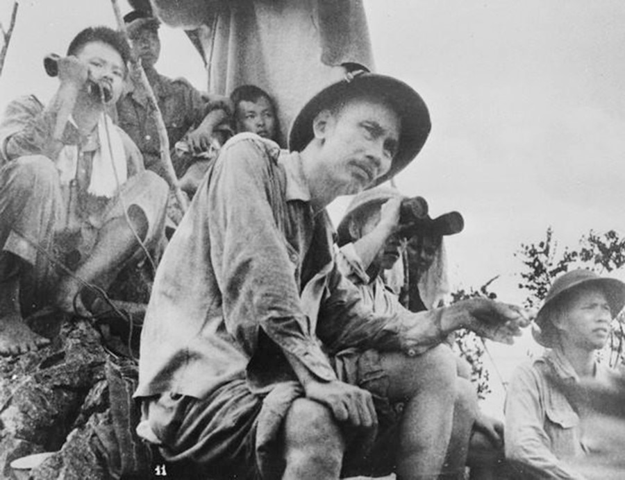 Le Président Ho Chi Minh suit de près les évolutions de la bataille de Dong Khe, marquant le début de la campagne des frontières, le 16 septembre 1950. Photo: Archives/VNA