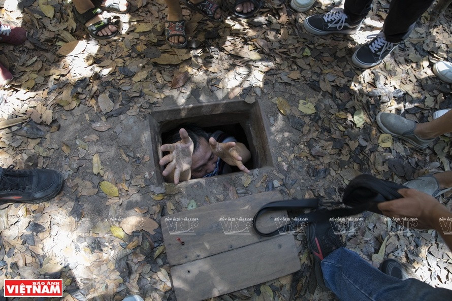 Un touriste sort d’un bunker